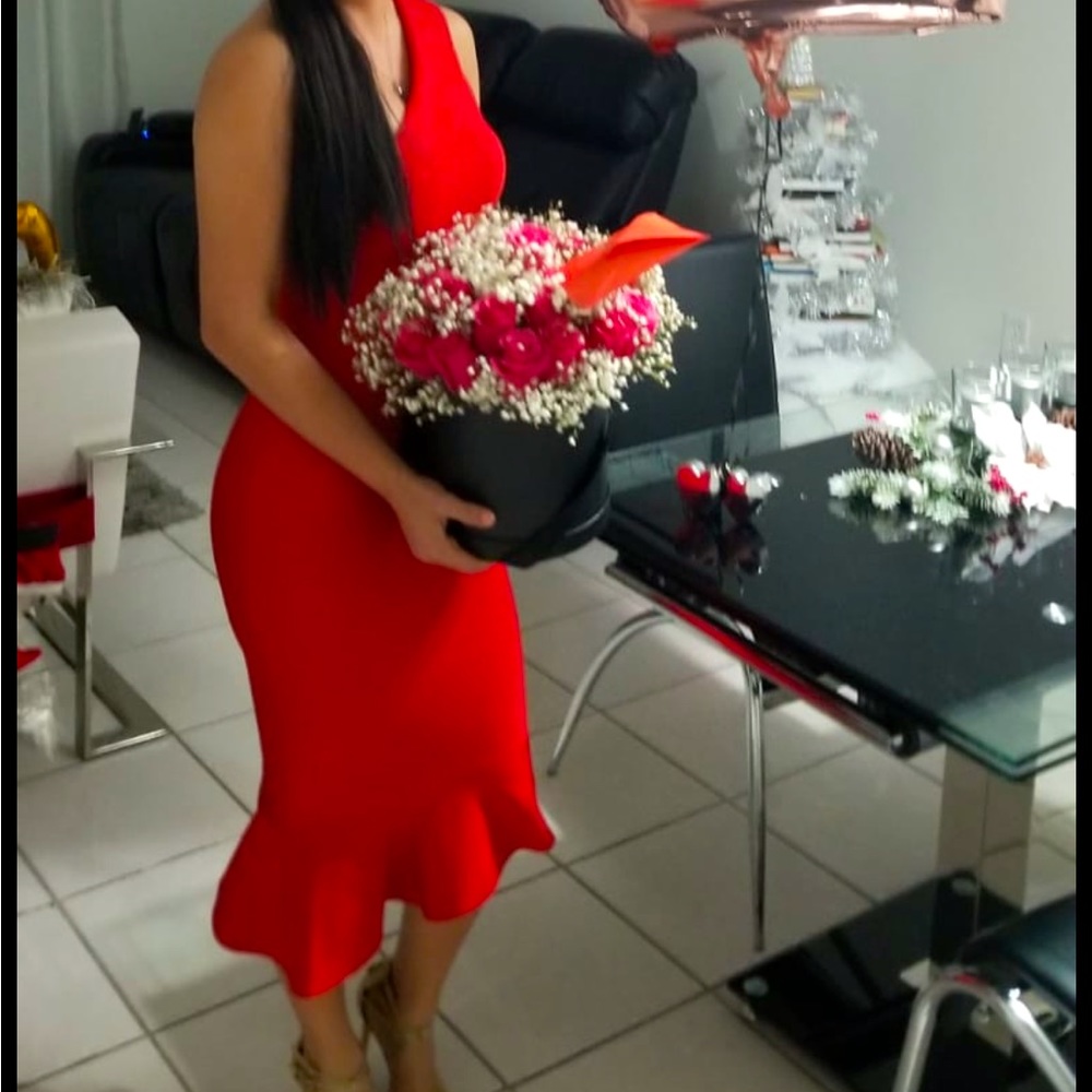 Red dress bodycon. It is ideal if you have curves and you like showing them